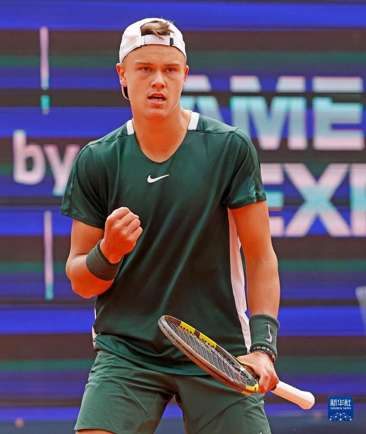 每位队员都 每位队员都