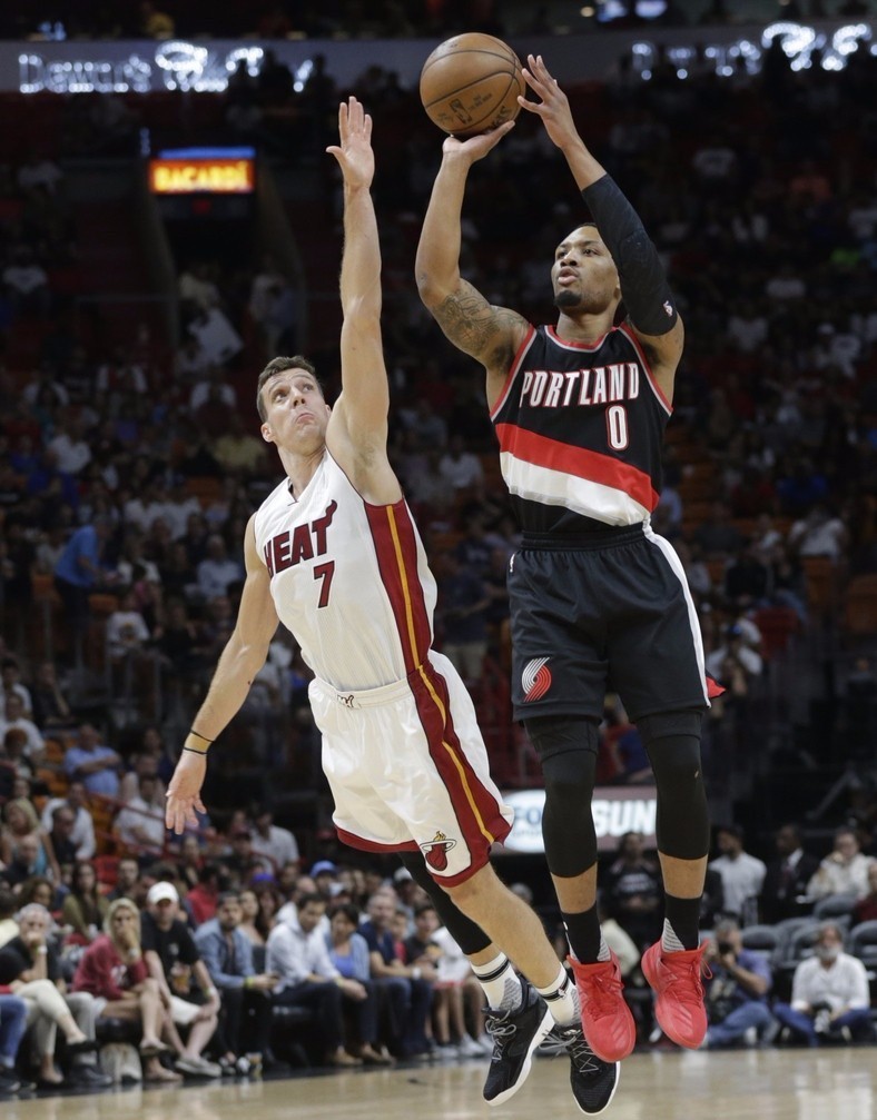 舆论瞬间哗 舆论瞬间哗